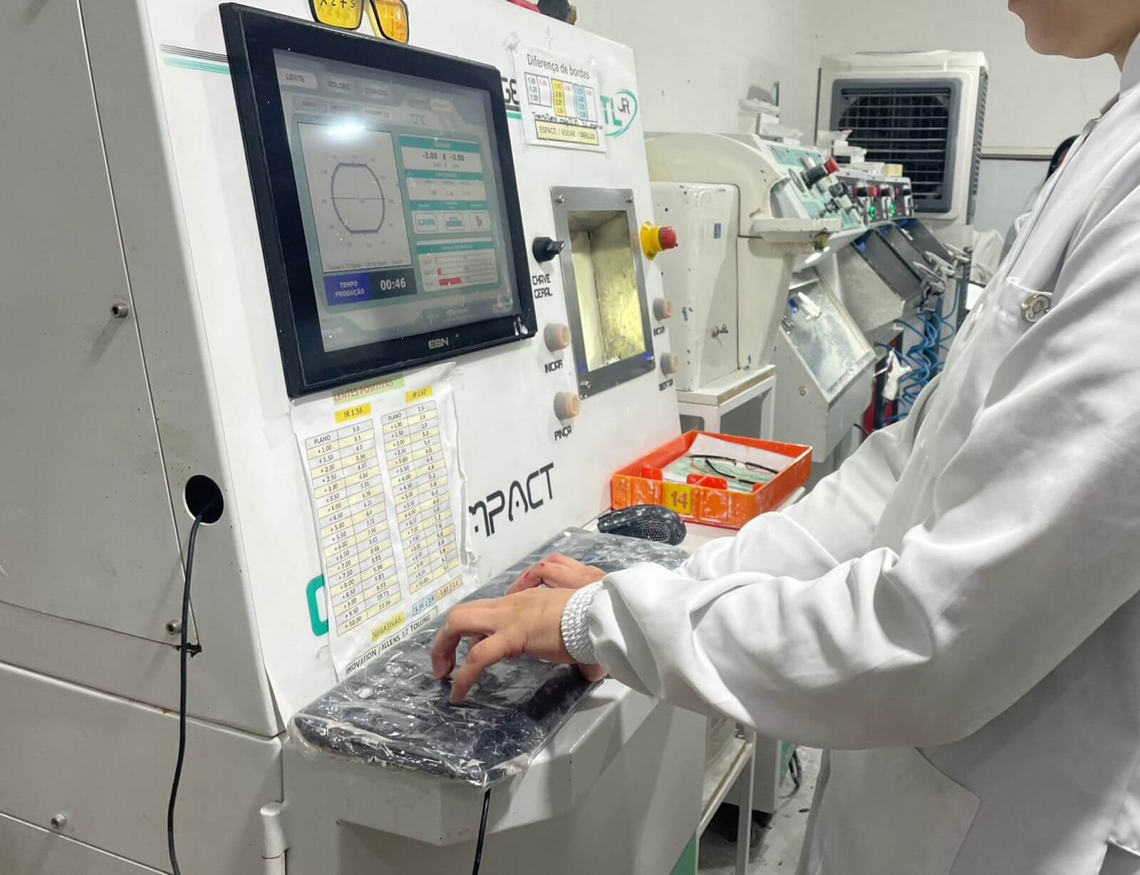 Laboratório Óticas Sthefany - Processo de montagem